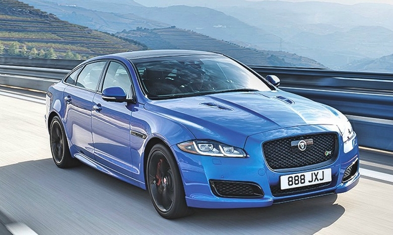 Новий XJ буде випущений спочатку як електромобіль як конкурент Tesla Model S та Porsche Taycan. Показано поточну модель.